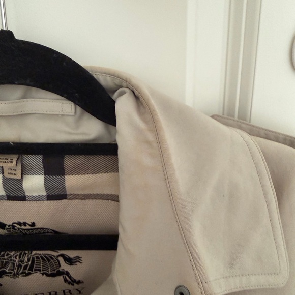 Burberry Classic Trench Coat - Picture 9 of 9